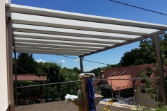 prašno barvan kovinski nadstrešek