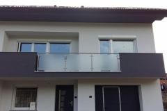 inox ograja iz steklenim polnilnom