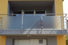 inox ograja iz steklenim polnilnom